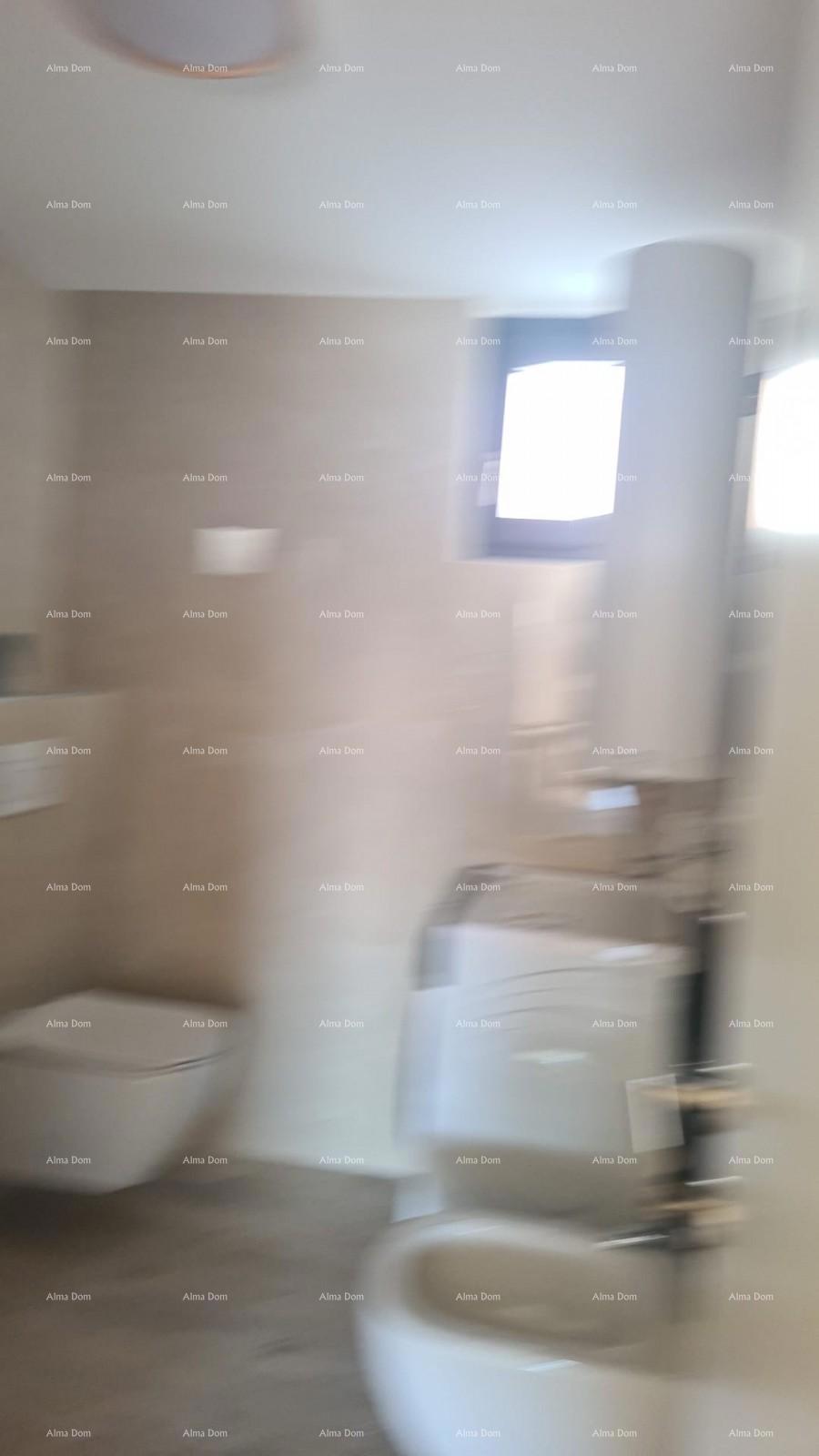 Moderen apartma s parkirnim mestom in shrambo v bloku F, v bližini Umaga!