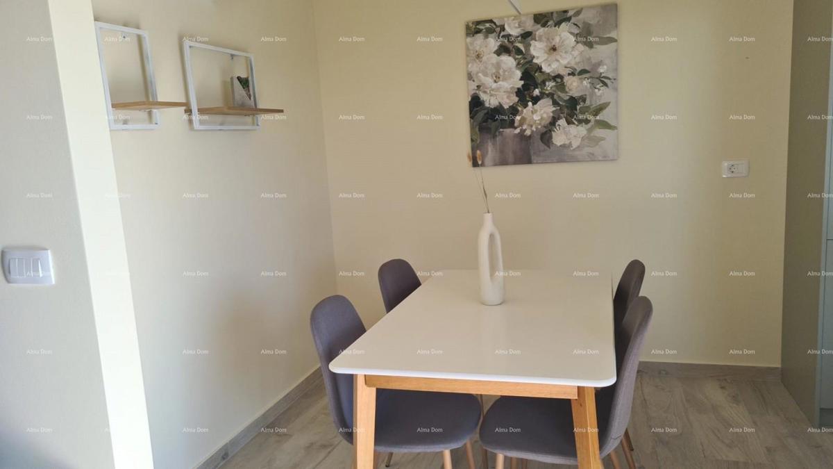 Moderen apartma s parkirnim mestom in shrambo v bloku F, v bližini Umaga!