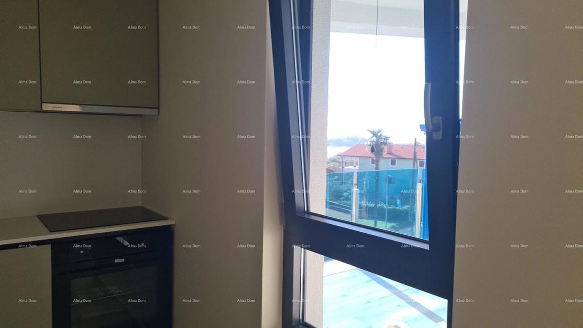 Moderen apartma s parkirnim mestom in shrambo v bloku F, v bližini Umaga!