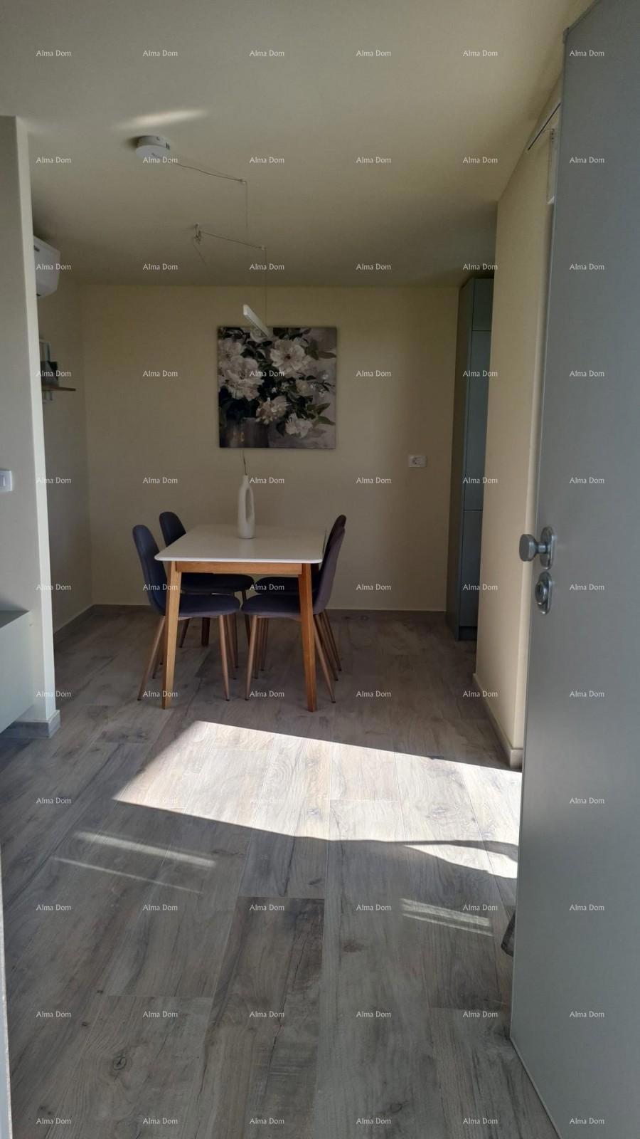 Moderen apartma s parkirnim mestom in shrambo v bloku F, v bližini Umaga!