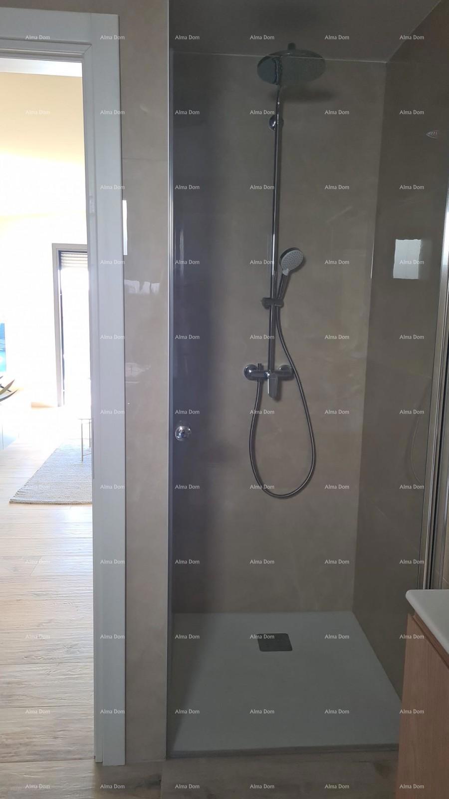 Moderen apartma s parkirnim mestom in shrambo v bloku F, v bližini Umaga!