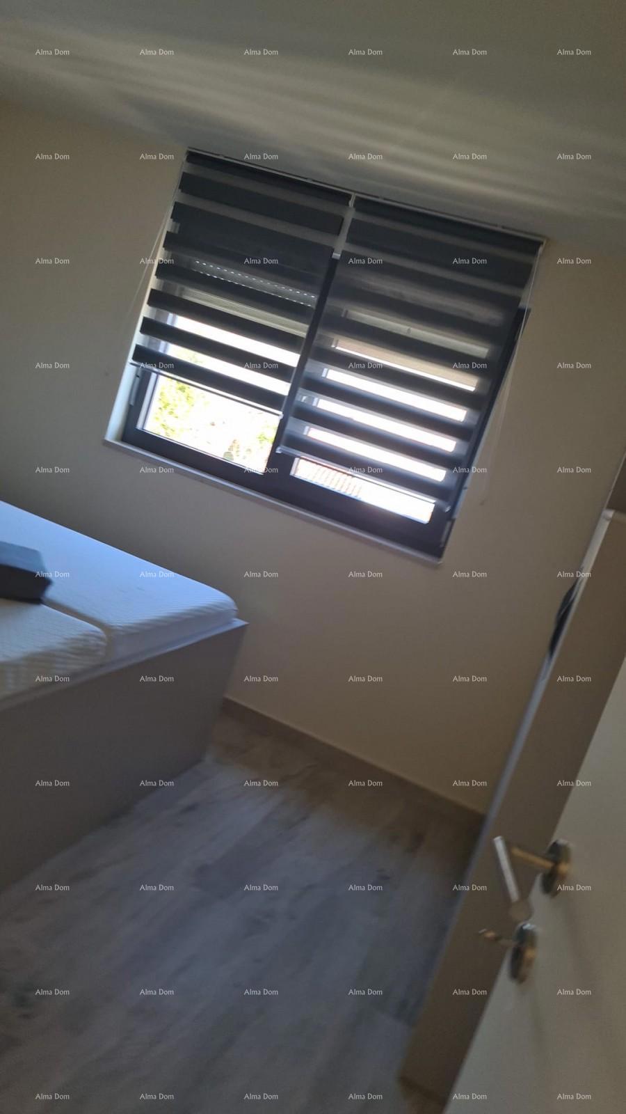 Moderen apartma s parkirnim mestom in shrambo v bloku F, v bližini Umaga!