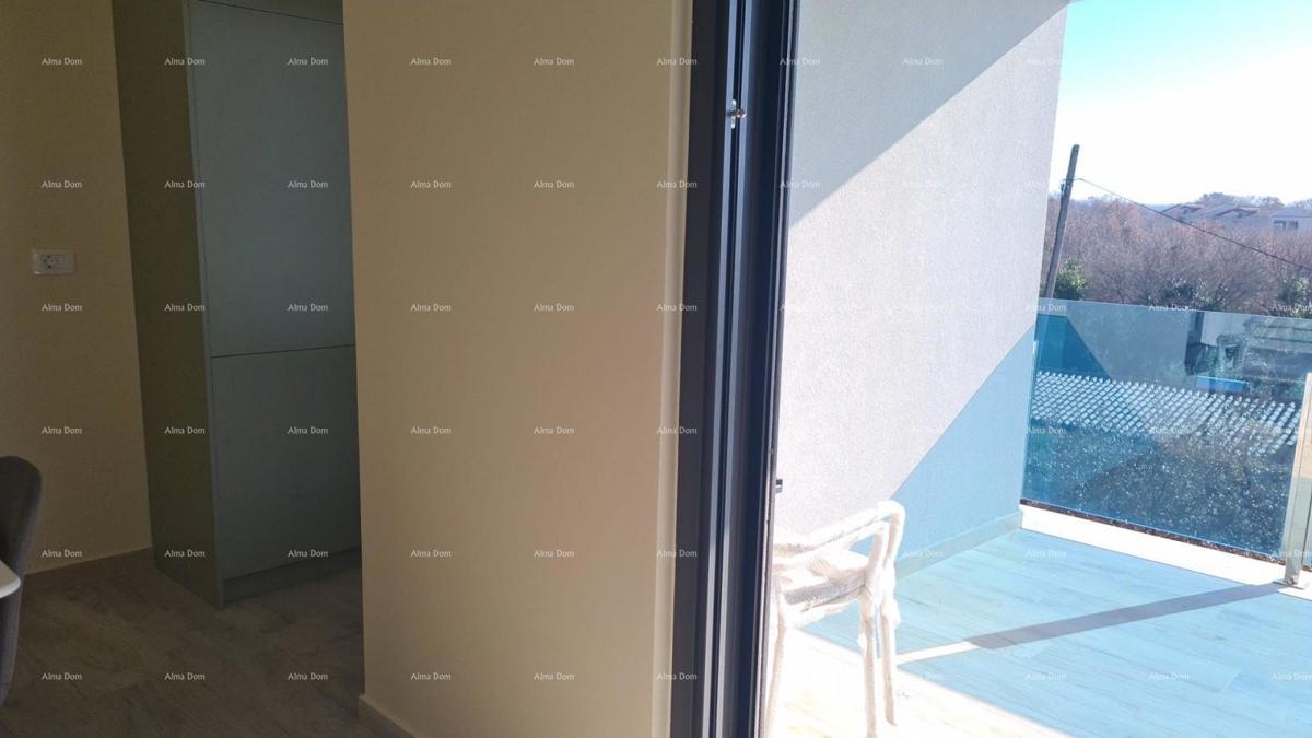 Moderen apartma s parkirnim mestom in shrambo v bloku F, v bližini Umaga!