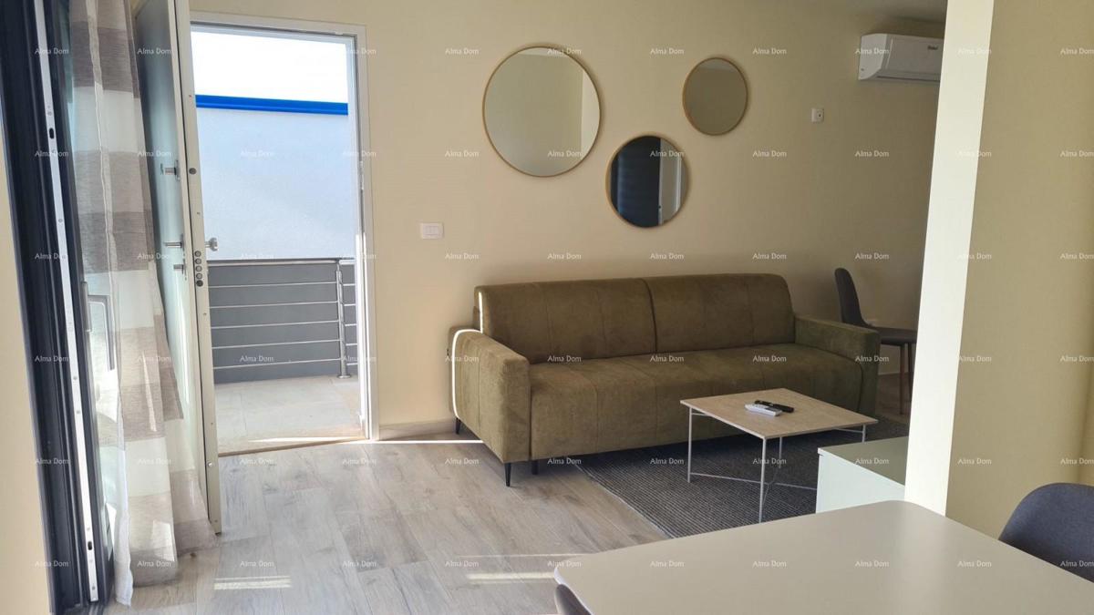 Moderen apartma s parkirnim mestom in shrambo v bloku F, v bližini Umaga!