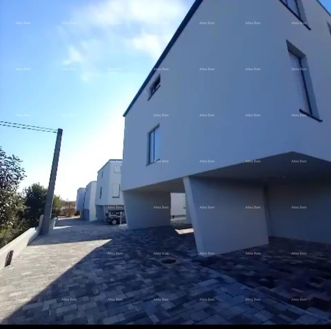 Moderen apartma s parkirnim mestom in shrambo v bloku F, v bližini Umaga!