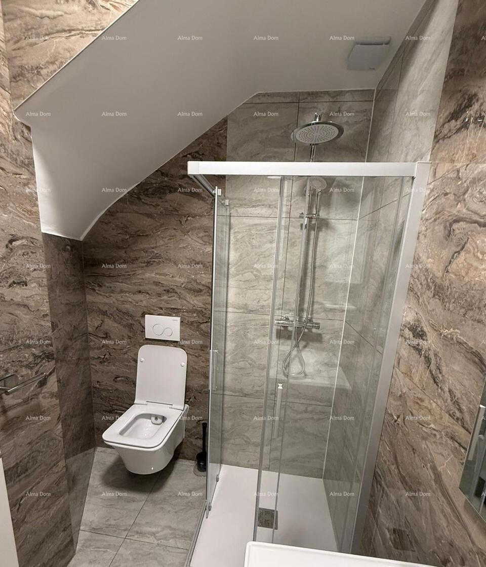 POREČ, Renovirana kamnita hiša s pogledom na morje