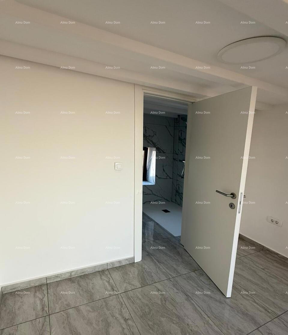 POREČ, Renovirana kamnita hiša s pogledom na morje