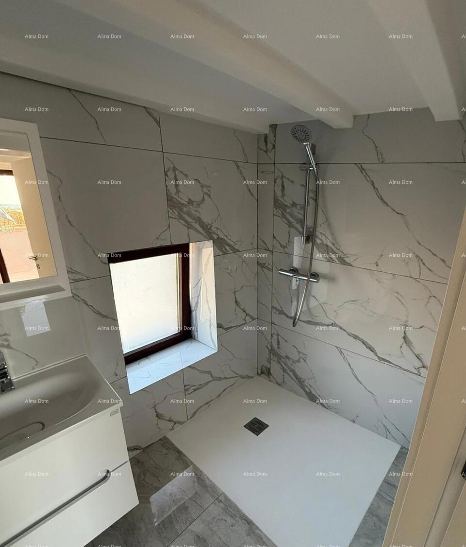 POREČ, Renovirana kamnita hiša s pogledom na morje