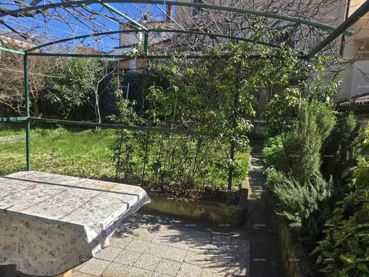 Kaštanjer – hiša z dvema ločenima stanoma, garažo in vrtom velikosti 250 m2 - prodaja!