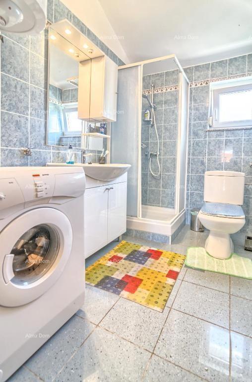 Prodaja hiše z dvema stanoma, 100 m od morja!!! Pogled na morje! Medulin!