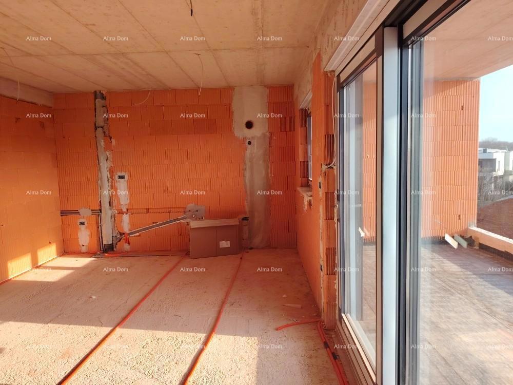 The translation of "Penthaus s velikom terasom" to Slovenian is "Penthouse z veliko teraso."