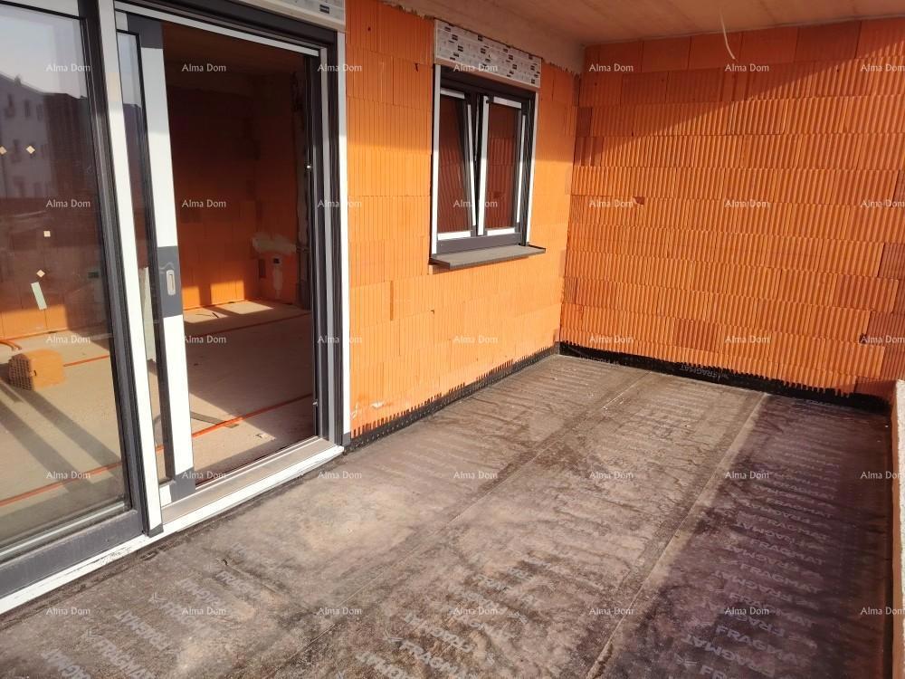 The translation of "Penthaus s velikom terasom" to Slovenian is "Penthouse z veliko teraso."