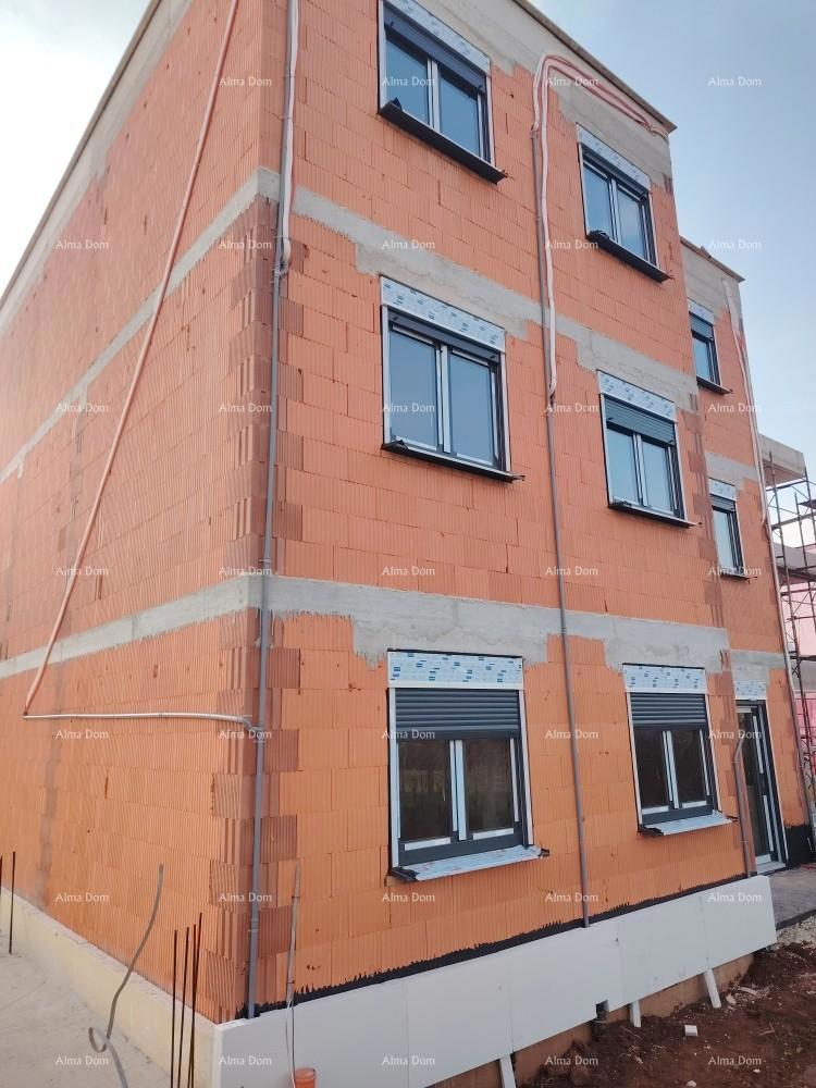 The translation of "Penthaus s velikom terasom" to Slovenian is "Penthouse z veliko teraso."