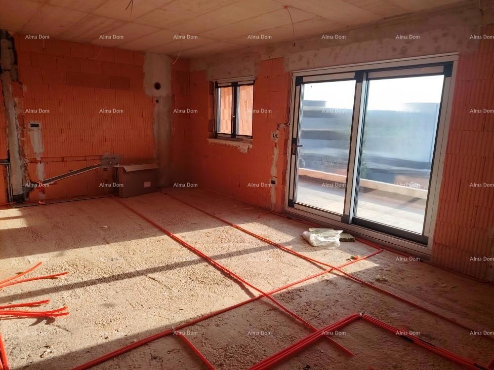 The translation of "Penthaus s velikom terasom" to Slovenian is "Penthouse z veliko teraso."