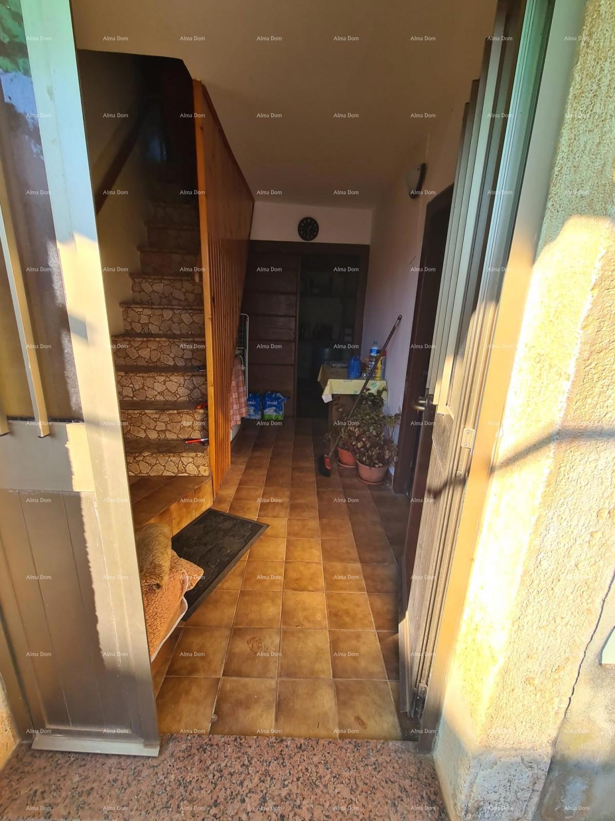 Umag, okolica - avtohtona hiša s parcelo!