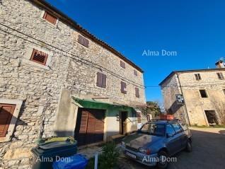 Umag, okolica - avtohtona hiša s parcelo!