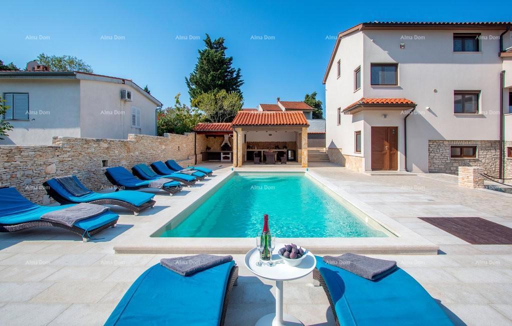 Premantura, samostoječa hiša s 5 spalnic. Bližina morja.