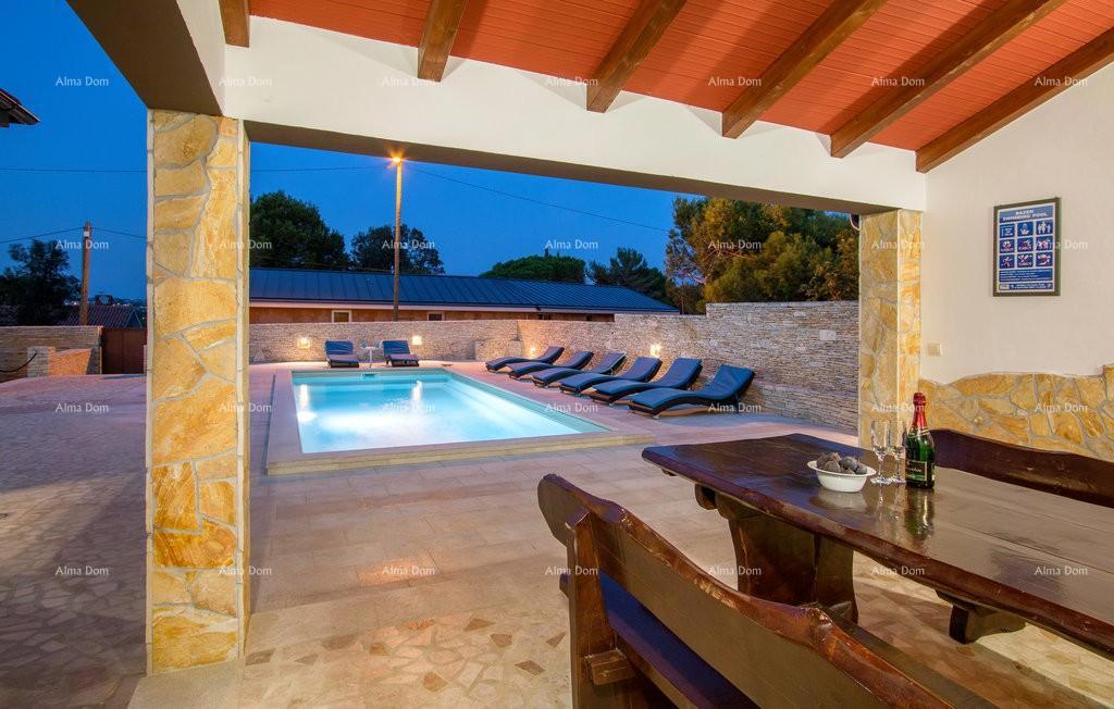 Premantura, samostoječa hiša s 5 spalnic. Bližina morja.