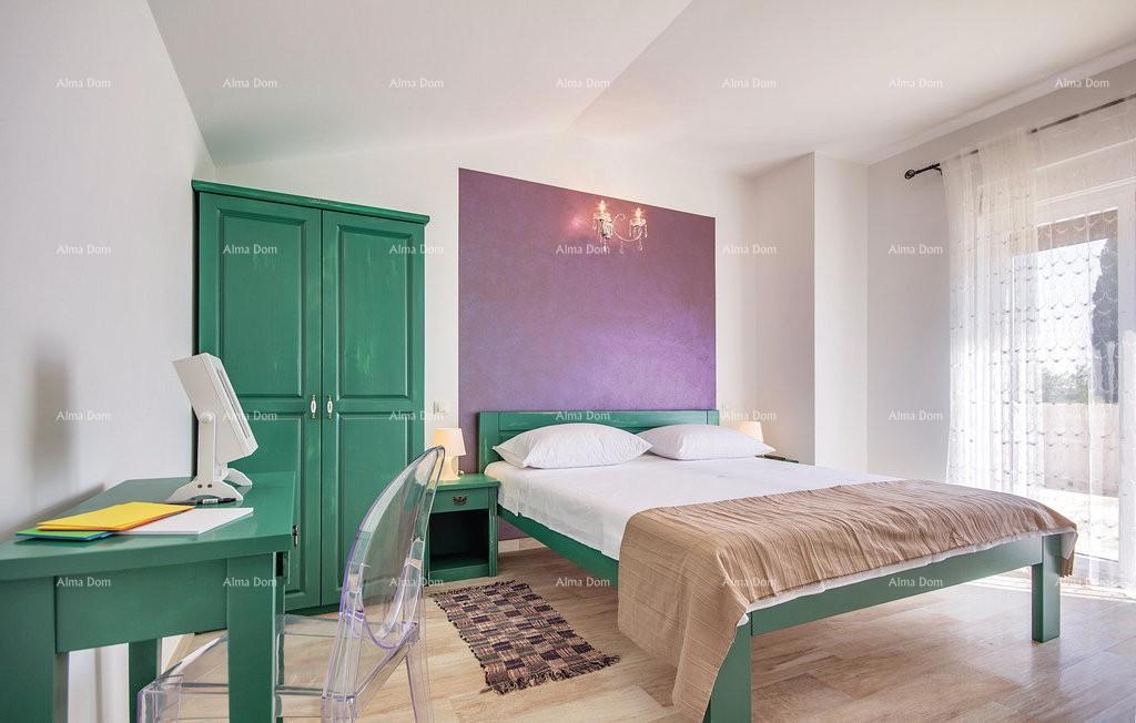 Premantura, samostoječa hiša s 5 spalnic. Bližina morja.