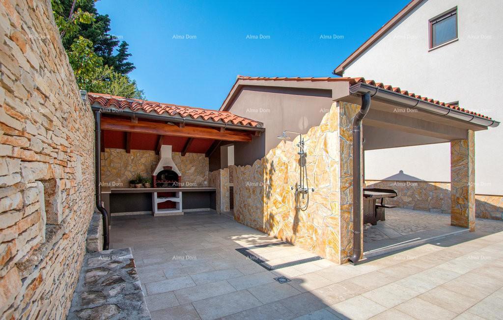 Premantura, samostoječa hiša s 5 spalnic. Bližina morja.