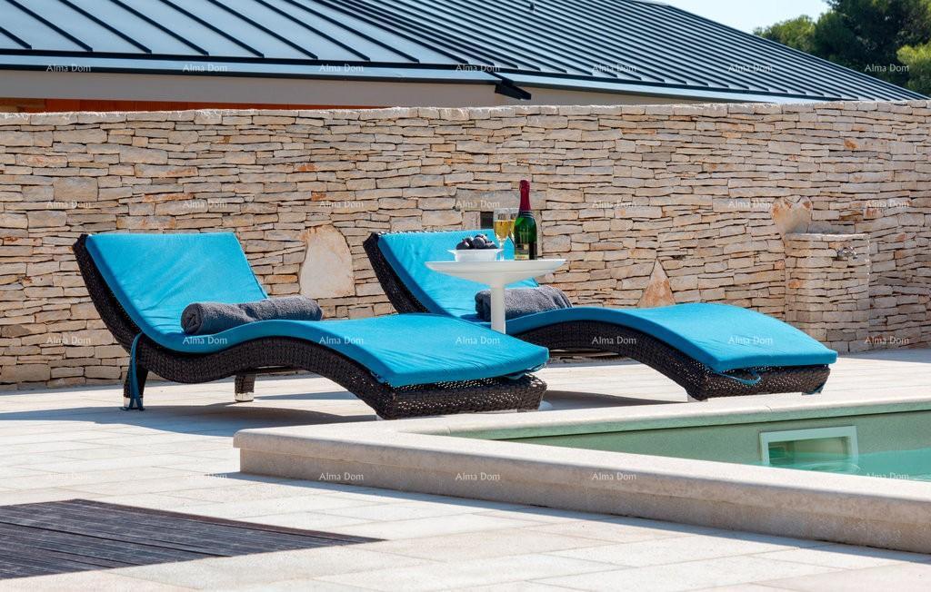 Premantura, samostoječa hiša s 5 spalnic. Bližina morja.