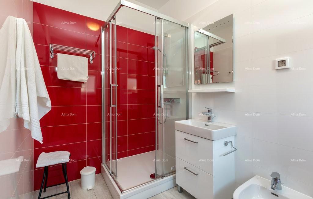 Premantura, samostoječa hiša s 5 spalnic. Bližina morja.