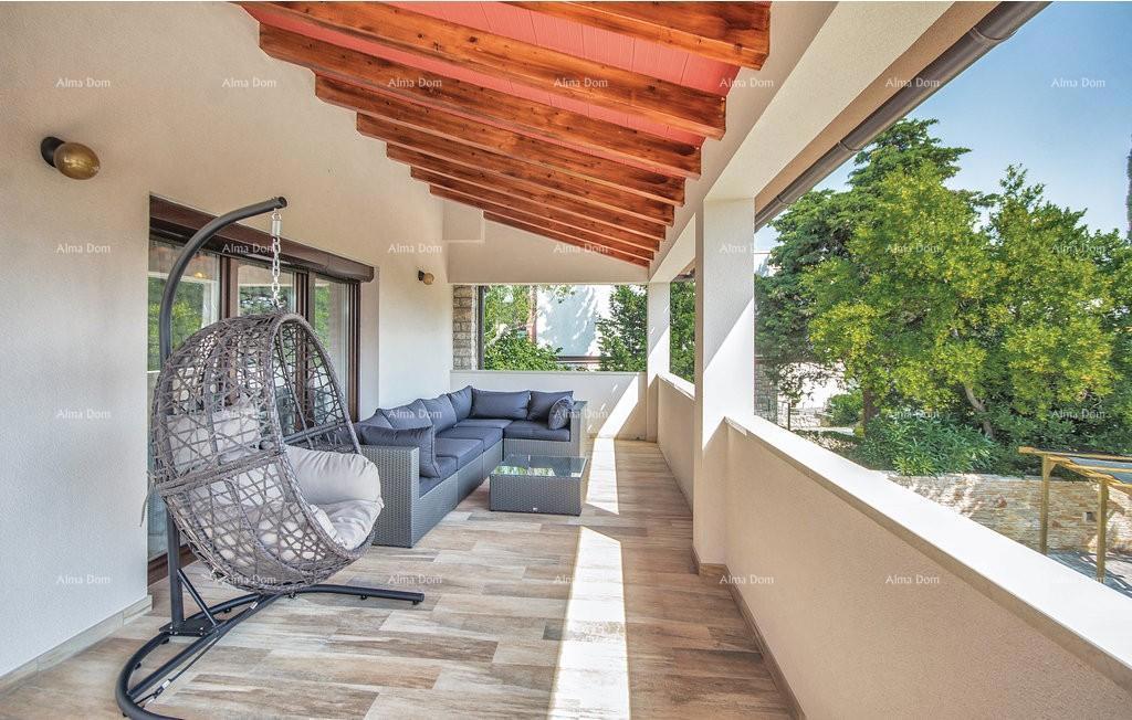 Premantura, samostoječa hiša s 5 spalnic. Bližina morja.