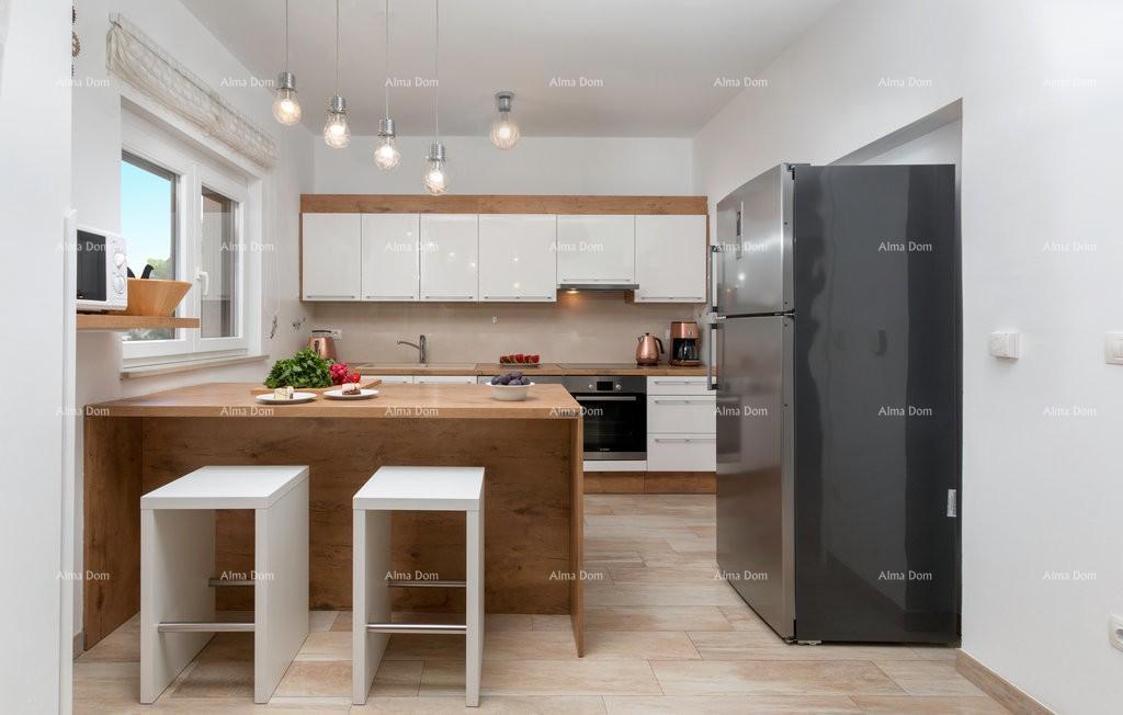 Premantura, samostoječa hiša s 5 spalnic. Bližina morja.