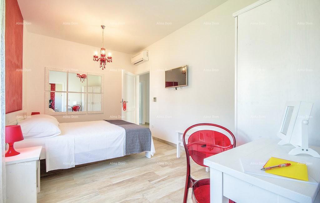 Premantura, samostoječa hiša s 5 spalnic. Bližina morja.