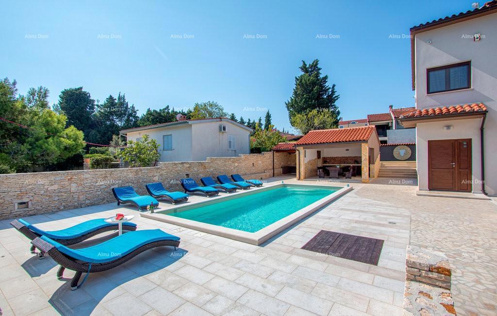 Premantura, samostoječa hiša s 5 spalnic. Bližina morja.