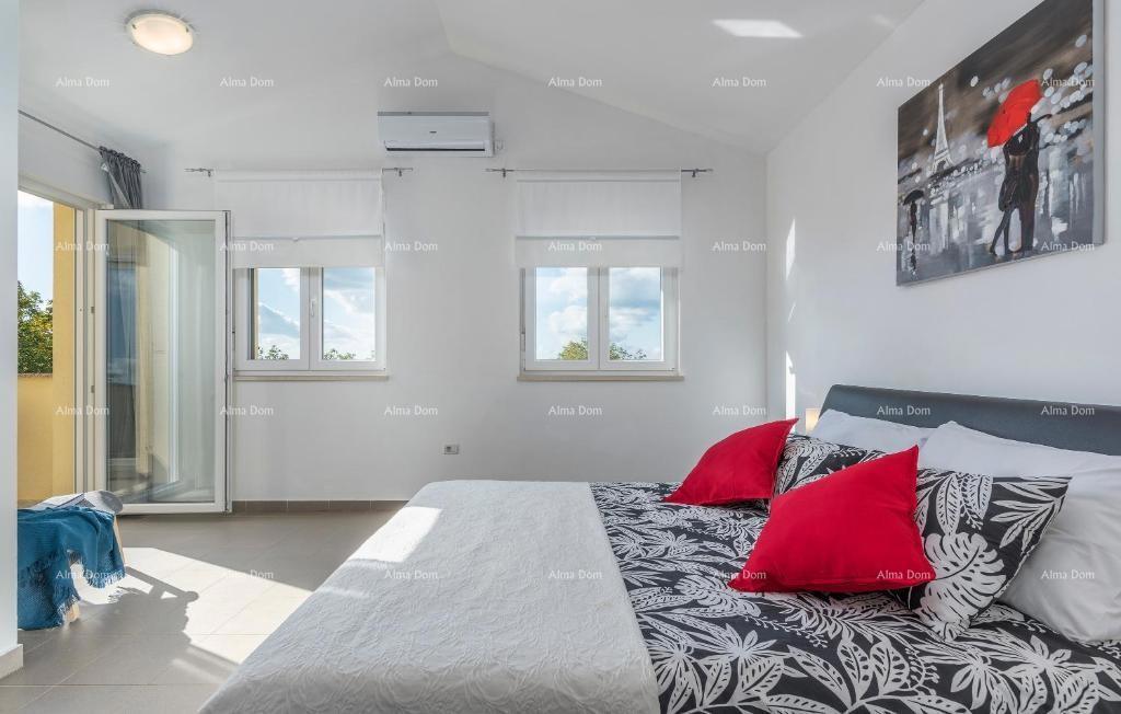 Počitniška hiša z bazenom in velikim vrtom