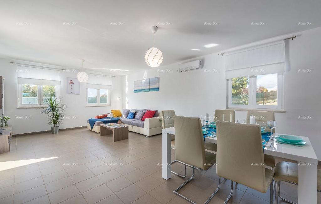 Počitniška hiša z bazenom in velikim vrtom