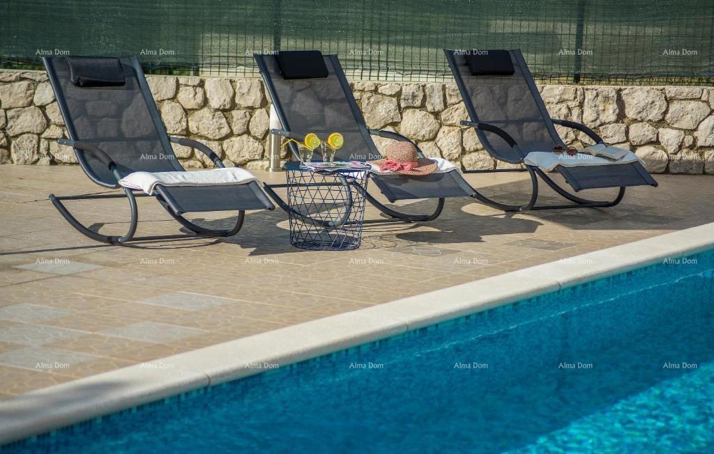 Počitniška hiša z bazenom in velikim vrtom