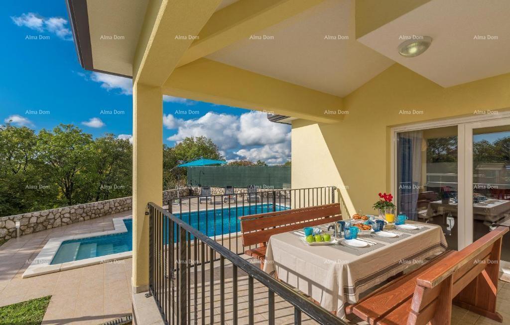 Počitniška hiša z bazenom in velikim vrtom