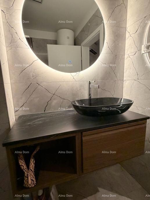 Prodaja - opremljen stan s parkirnim mestom v bližini centra, Pula!