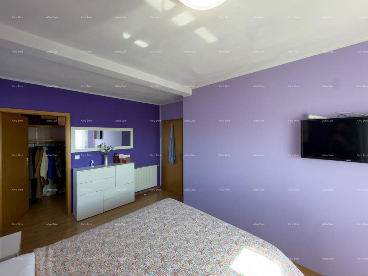 The translation of "Kuća sa dva stana" to Slovenian is "Hiša z dvema stanovanjem."