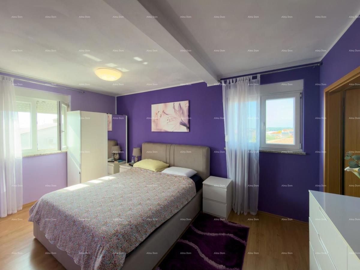 The translation of "Kuća sa dva stana" to Slovenian is "Hiša z dvema stanovanjem."