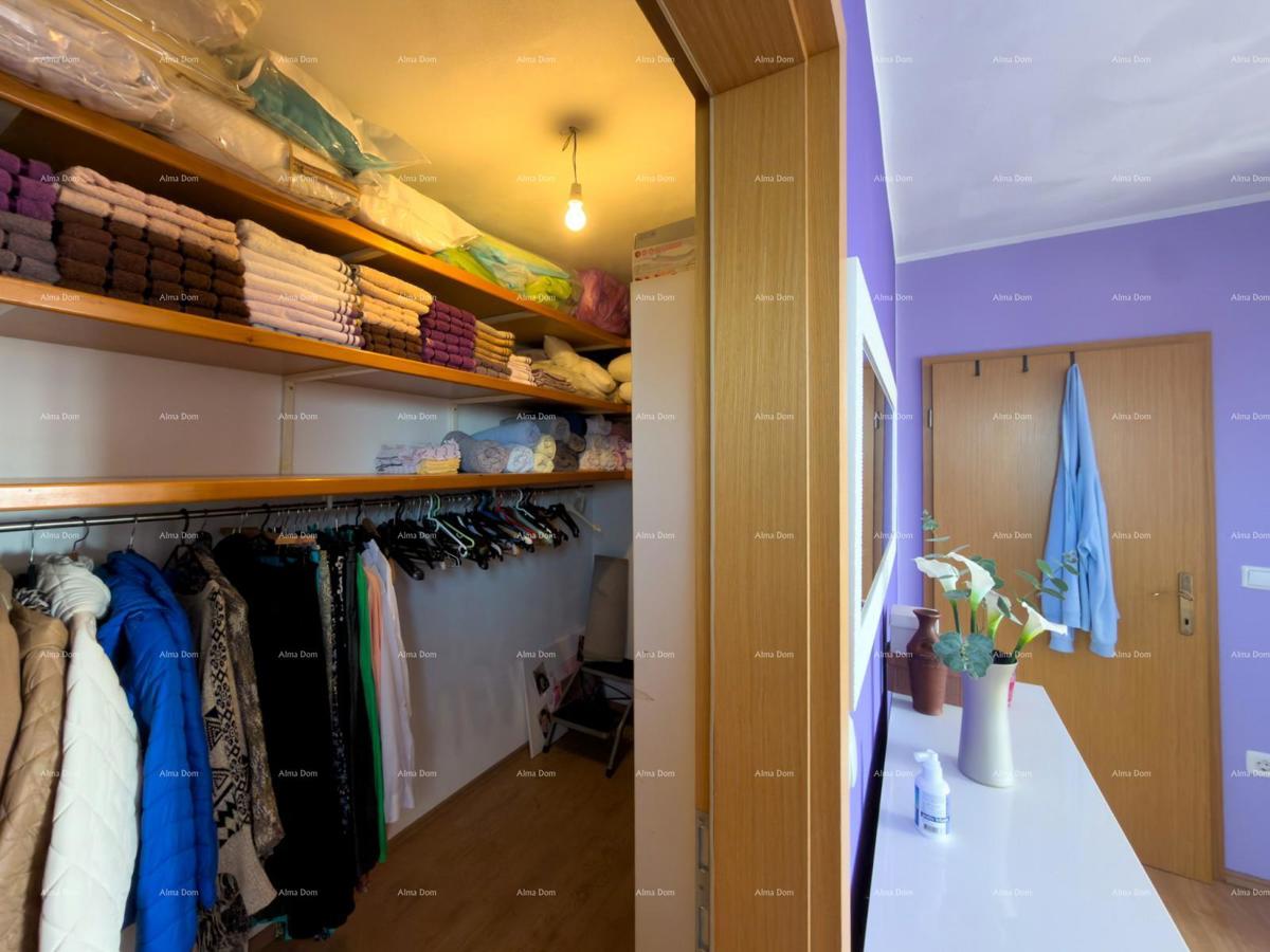 The translation of "Kuća sa dva stana" to Slovenian is "Hiša z dvema stanovanjem."