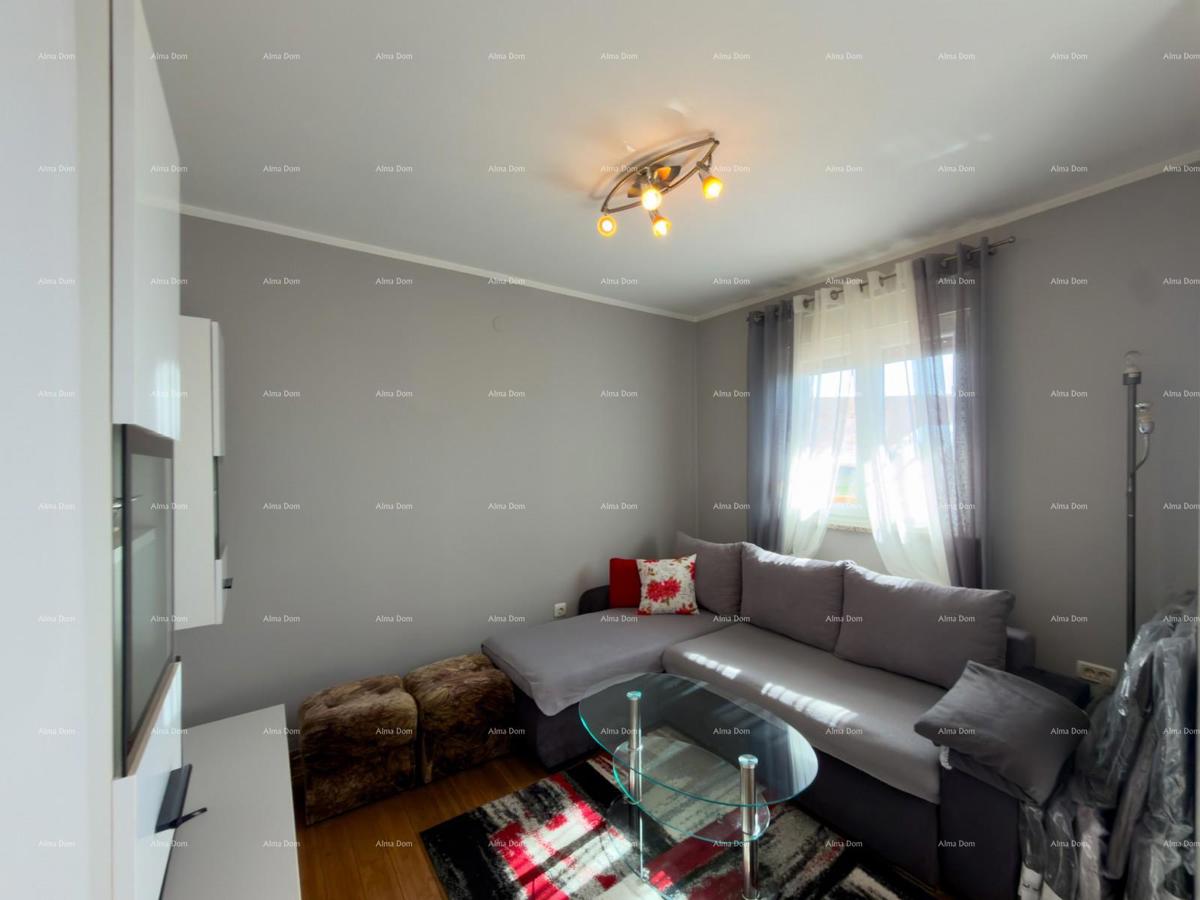 The translation of "Kuća sa dva stana" to Slovenian is "Hiša z dvema stanovanjem."