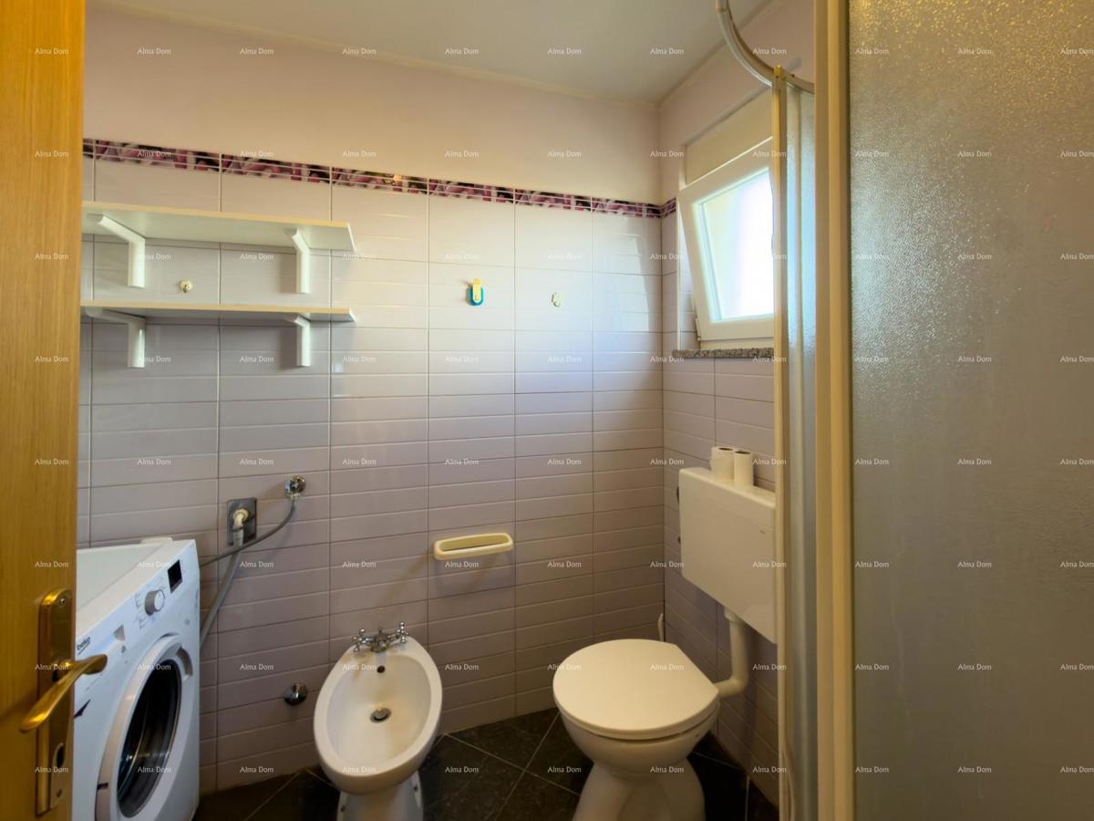 The translation of "Kuća sa dva stana" to Slovenian is "Hiša z dvema stanovanjem."