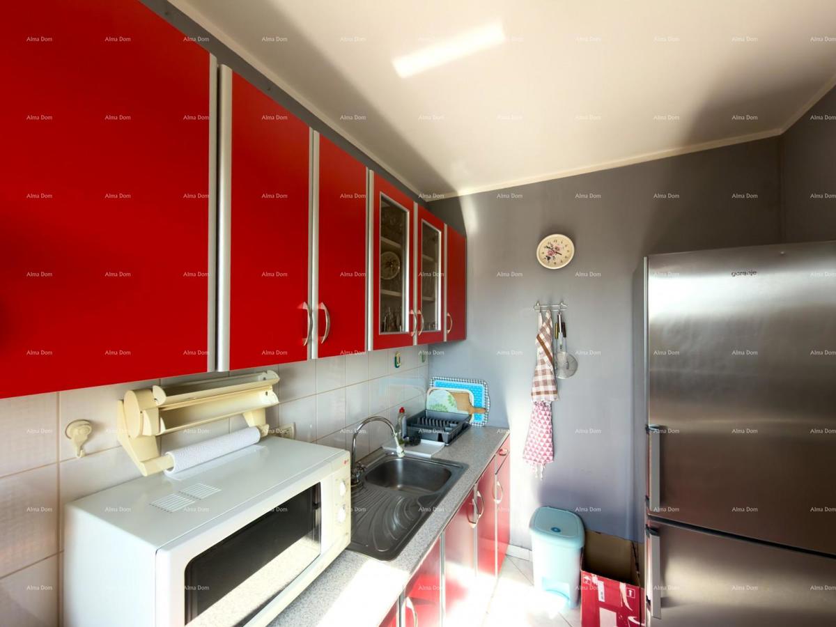 The translation of "Kuća sa dva stana" to Slovenian is "Hiša z dvema stanovanjem."