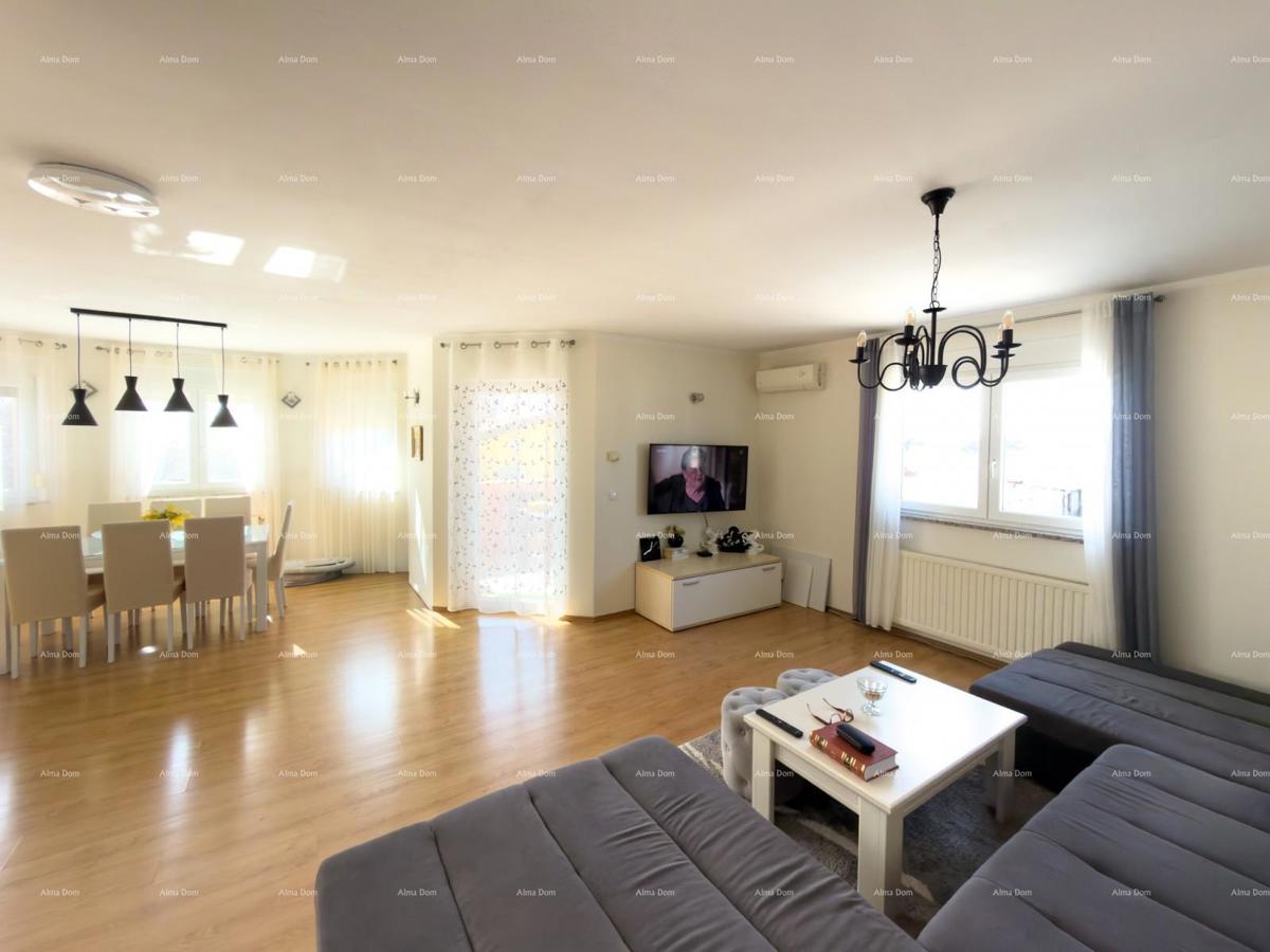 The translation of "Kuća sa dva stana" to Slovenian is "Hiša z dvema stanovanjem."