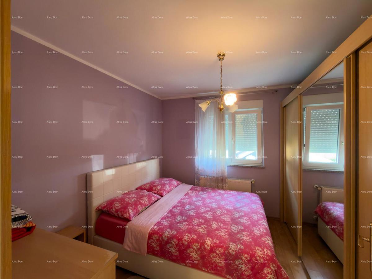 The translation of "Kuća sa dva stana" to Slovenian is "Hiša z dvema stanovanjem."