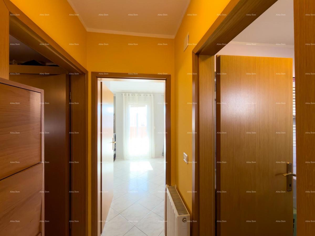 The translation of "Kuća sa dva stana" to Slovenian is "Hiša z dvema stanovanjem."