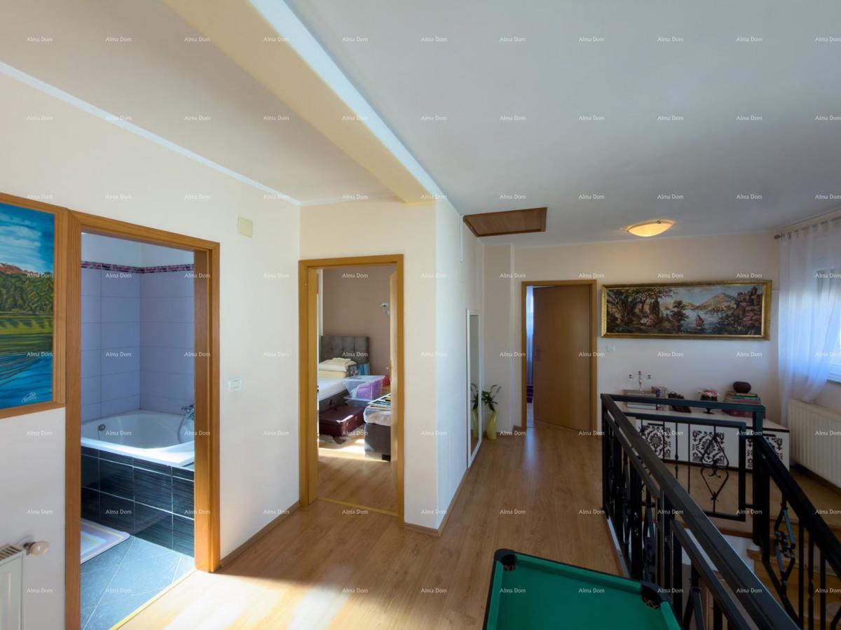 The translation of "Kuća sa dva stana" to Slovenian is "Hiša z dvema stanovanjem."