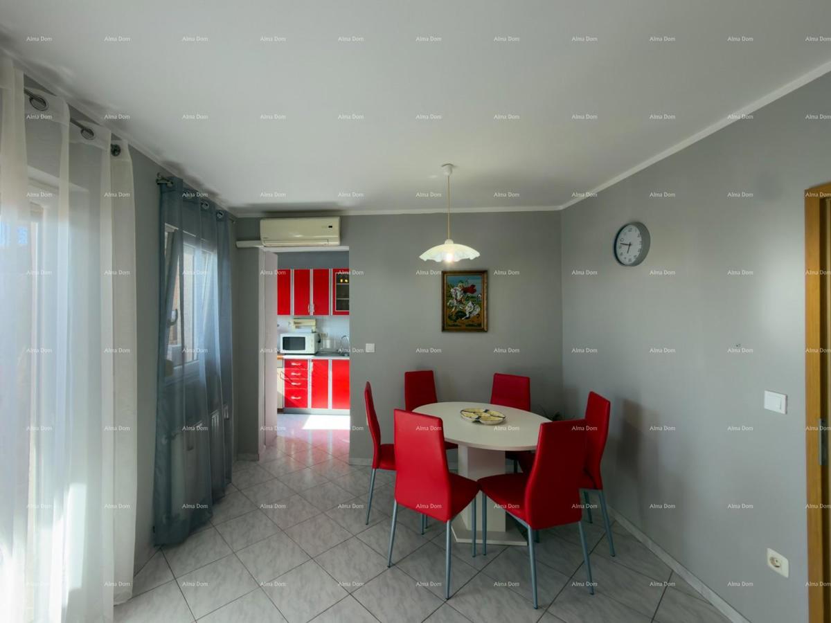 The translation of "Kuća sa dva stana" to Slovenian is "Hiša z dvema stanovanjem."