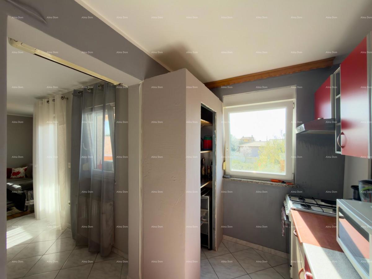 The translation of "Kuća sa dva stana" to Slovenian is "Hiša z dvema stanovanjem."