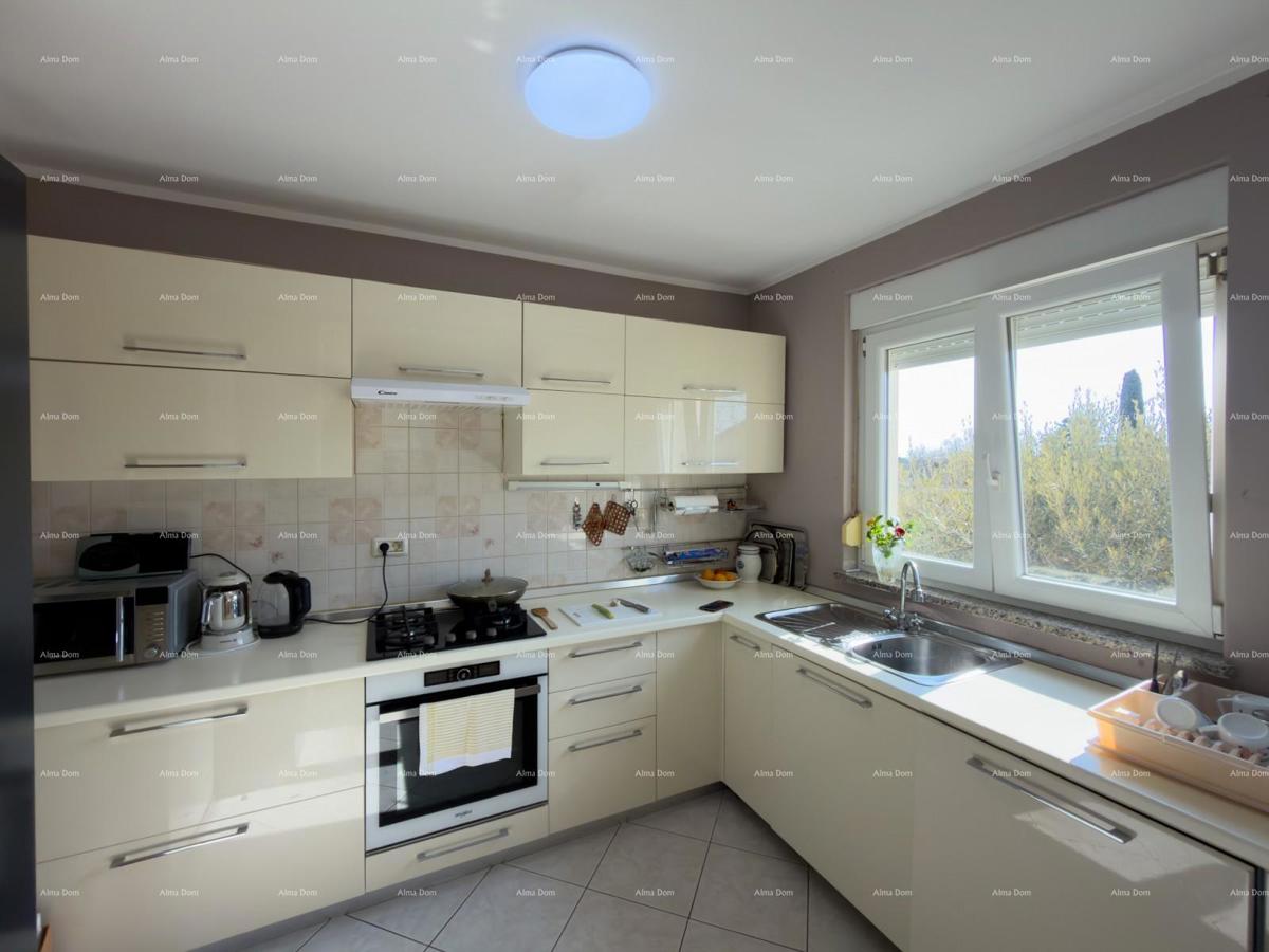 The translation of "Kuća sa dva stana" to Slovenian is "Hiša z dvema stanovanjem."