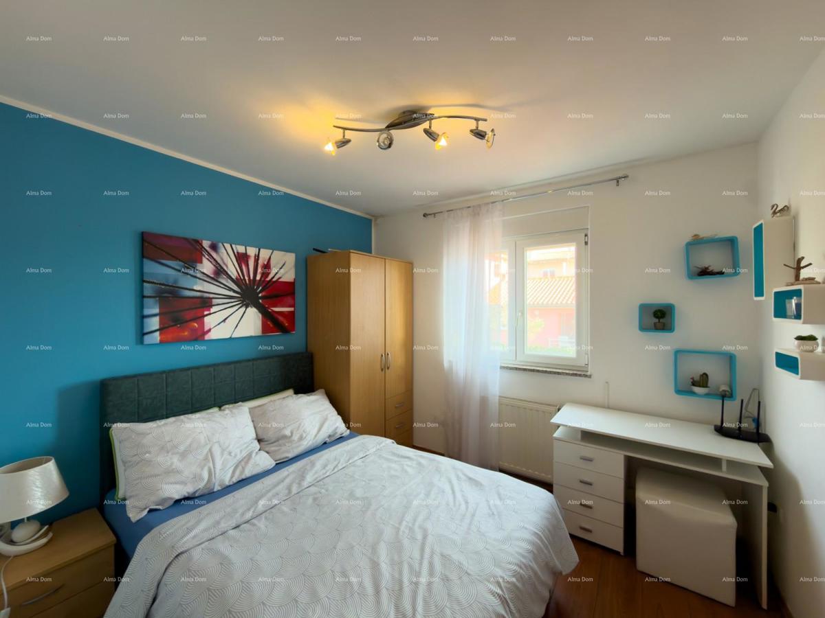 The translation of "Kuća sa dva stana" to Slovenian is "Hiša z dvema stanovanjem."