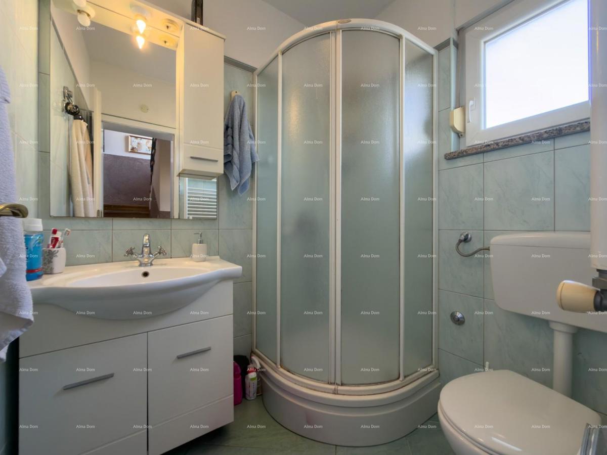 The translation of "Kuća sa dva stana" to Slovenian is "Hiša z dvema stanovanjem."